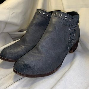 Minnetonka almost NEW leather ankle booties